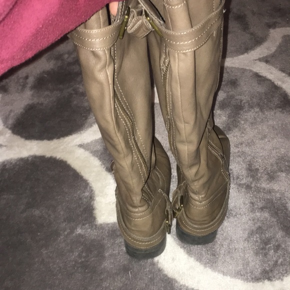 Boots - Picture 3 of 4